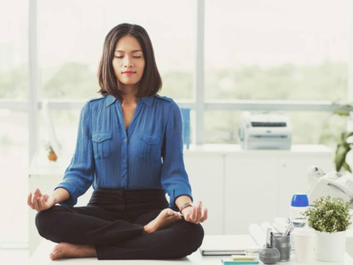 Seis ejercicios prácticos de yoga para relajarse en la oficina