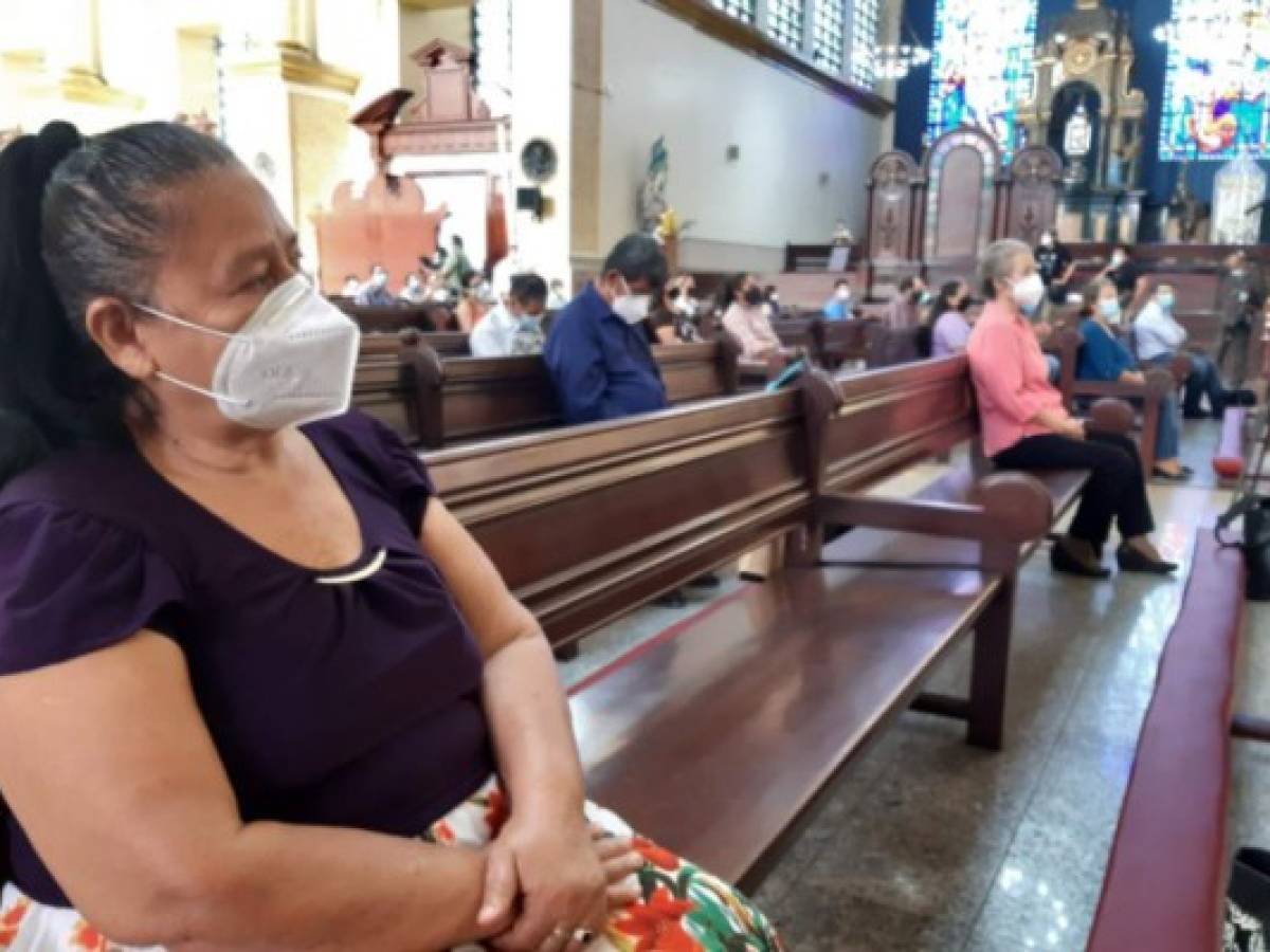 Iglesia salvadoreña reabre templos con medidas preventivas de covid-19