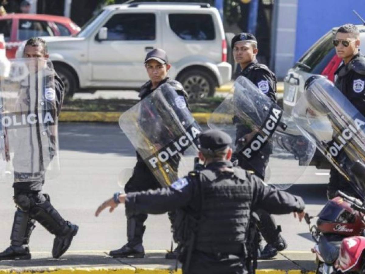 Policías se preparan para enfrentarse a manifestantes contra el presidente de Nicaragua, Daniel Ortega, en Managua. (Photo by INTI OCON / AFP)