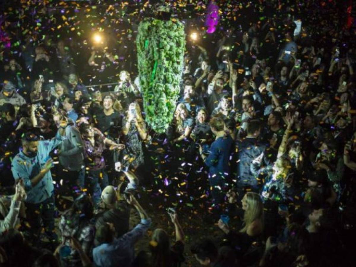 Decenas de personas desafiaron el frío y esperaron durante horas para comprar los primeros gramos de cannabis 'legal' en una tienda abierta solo por unos minutos para marcar la ocasión. Decenas de personas desafiaron el frío y esperaron durante horas para comprar los primeros gramos de cannabis 'legal' en una tienda abierta solo por unos minutos para marcar la ocasión.