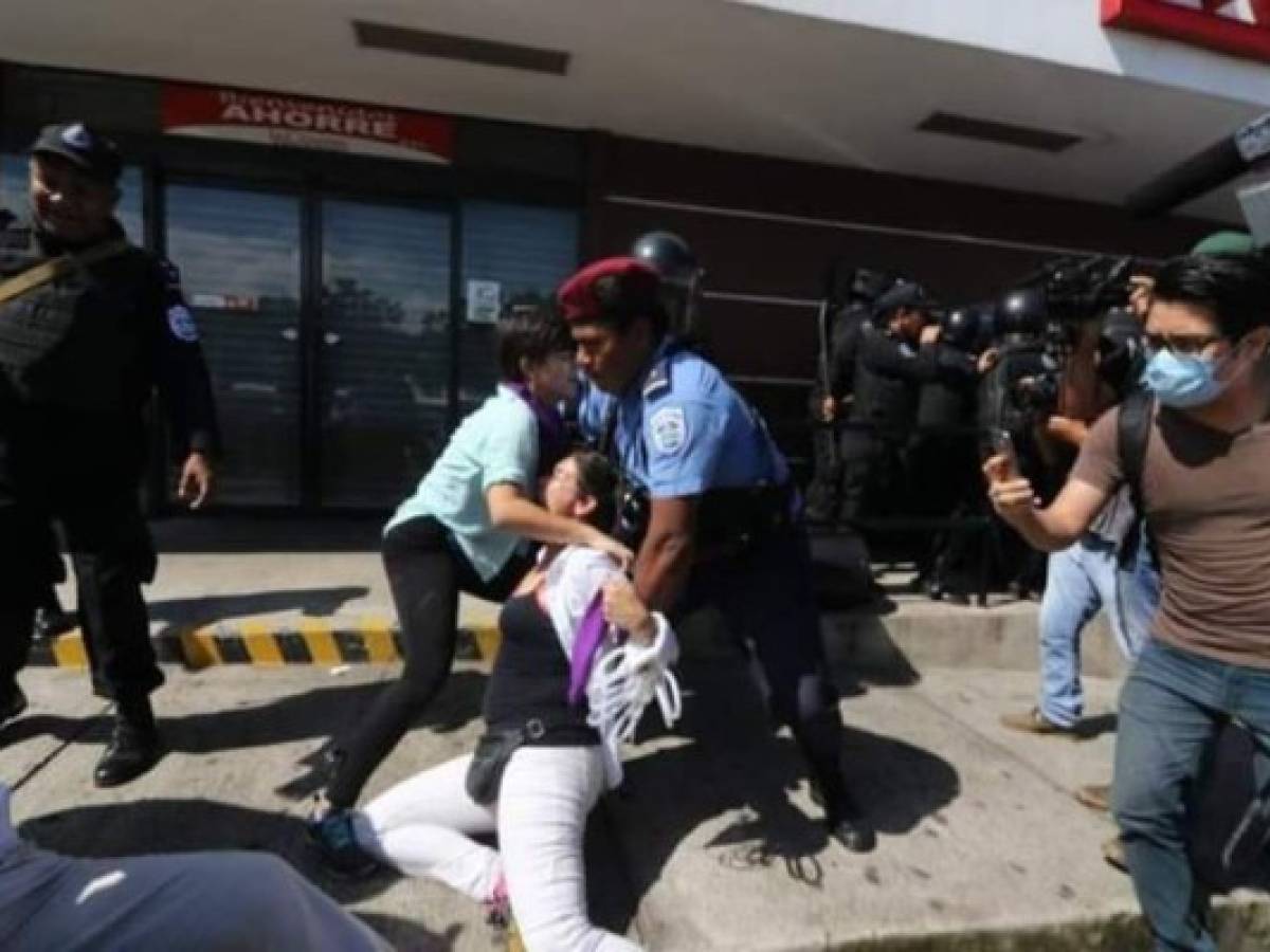 Policía reprime con violencia protesta contra Ortega en Nicaragua