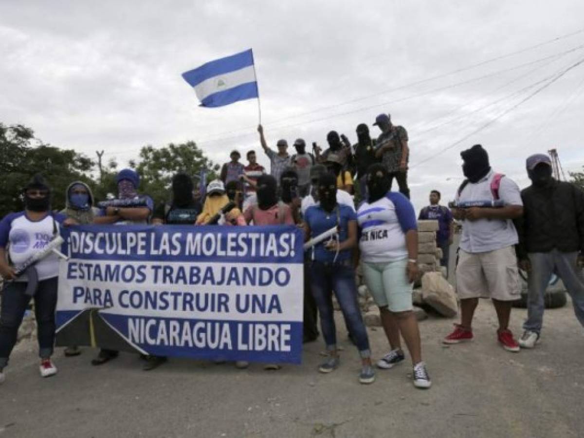 Anti-government demonstrators set up a barricade to block a road, during protests in the Nicaraguan town of 'Las Maderas', some 50 km from Managua on June 06, 2018. At least 121 people have been killed in a wave of protests since April 18 against President Daniel Ortega's government, Nicaragua's main human rights group said Tuesday, calling it a 'human tragedy.' President Daniel Ortega will meet Nicaragua's Catholic bishops Thursday to discuss resuming church-mediated talks on ending a political crisis and protest violence that has left more than 120 people dead, the bishops' conference said. / AFP PHOTO / INTI OCON