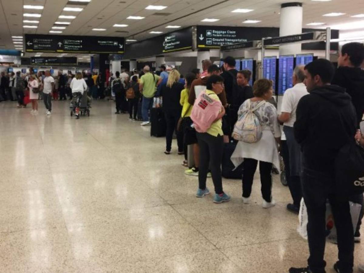 Largas filas en aeropuerto de Miami por 'shutdown'