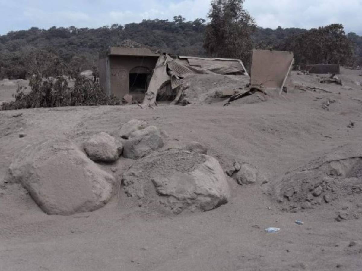 La ceniza cubre viviendas y caminos en San Miguel Los Lotes. Luego de la erupción el material incadescente cubrió con un manto blanco a la zona. / AFP PHOTO / Johan ORDONEZ