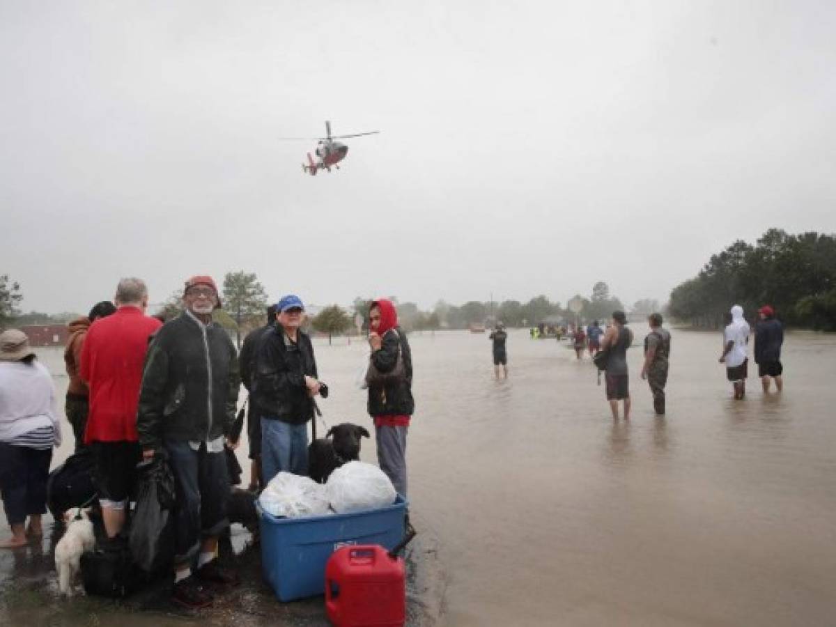 EEUU: Houston con 'toque de queda' por inundaciones