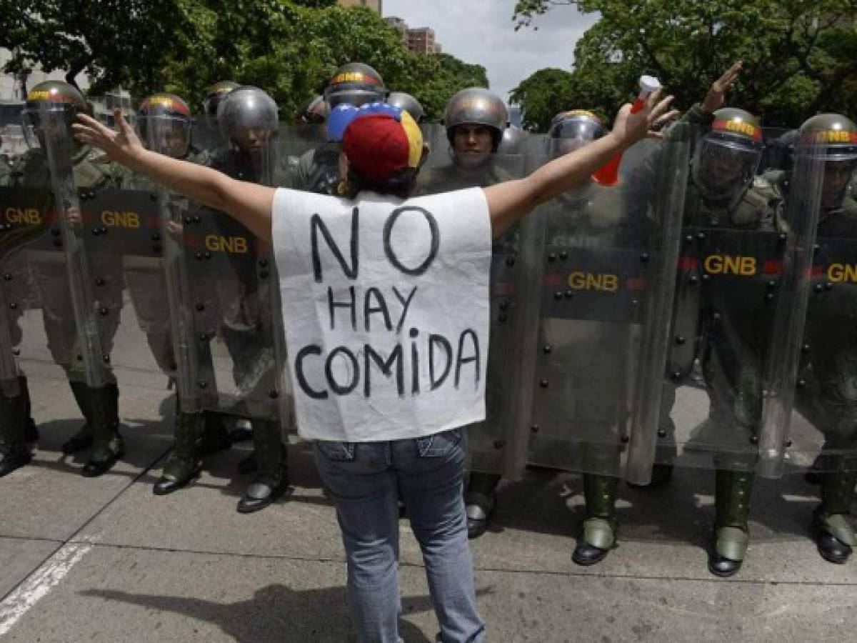 FMI prevé un año terrible en Venezuela: 15% de caída del PIB y 13.000% de inflación