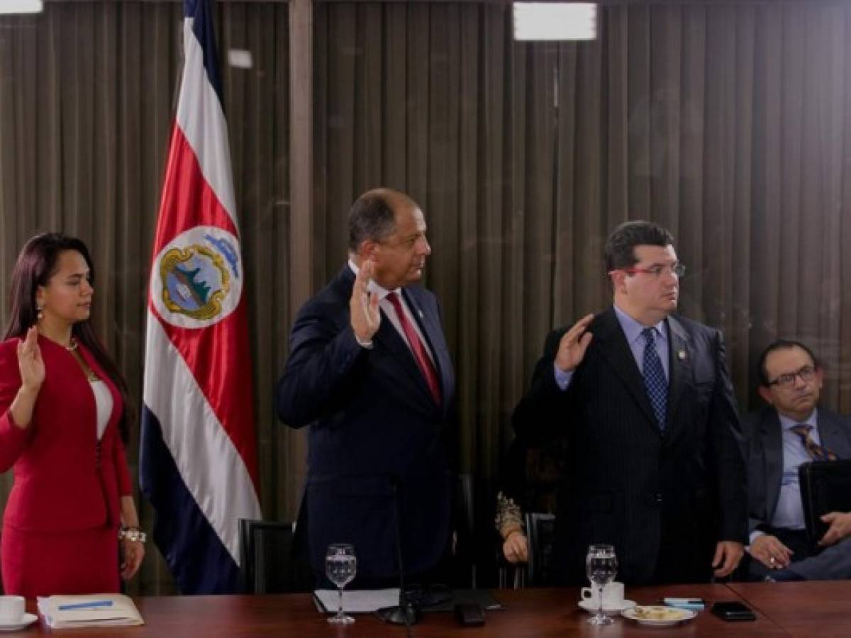 Presidente Solís y otros 7 funcionarios, denunciados por ‘cementazo’