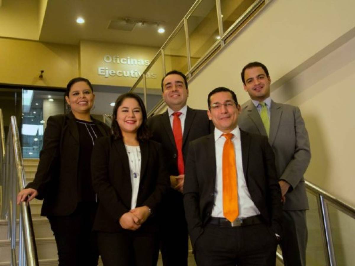 Equipo legal de Scotiabank El Salvador es premiado