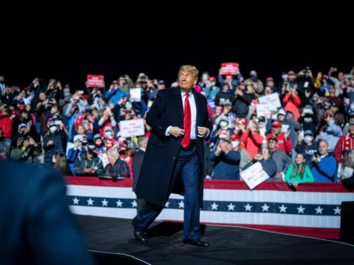 El presidente Trump que incluso estuvo hospitalizado tres días por la enfermedad, ha sido criticado por haber subestimado la gravedad del coronavirus y no haber tomado las medidas suficientes para que Estados Unidos se protegiera de la pandemia. El presidente Trump que incluso estuvo hospitalizado tres días por la enfermedad, ha sido criticado por haber subestimado la gravedad del coronavirus y no haber tomado las medidas suficientes para que Estados Unidos se protegiera de la pandemia.