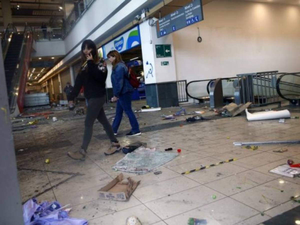Los gigantescos daños sufridos por el Metro de Santiago tras la serie de protestas sociales superan los 300 millones de dólares y habrá estaciones y líneas que tardarán meses en volver a quedar operativas. Foto AFP