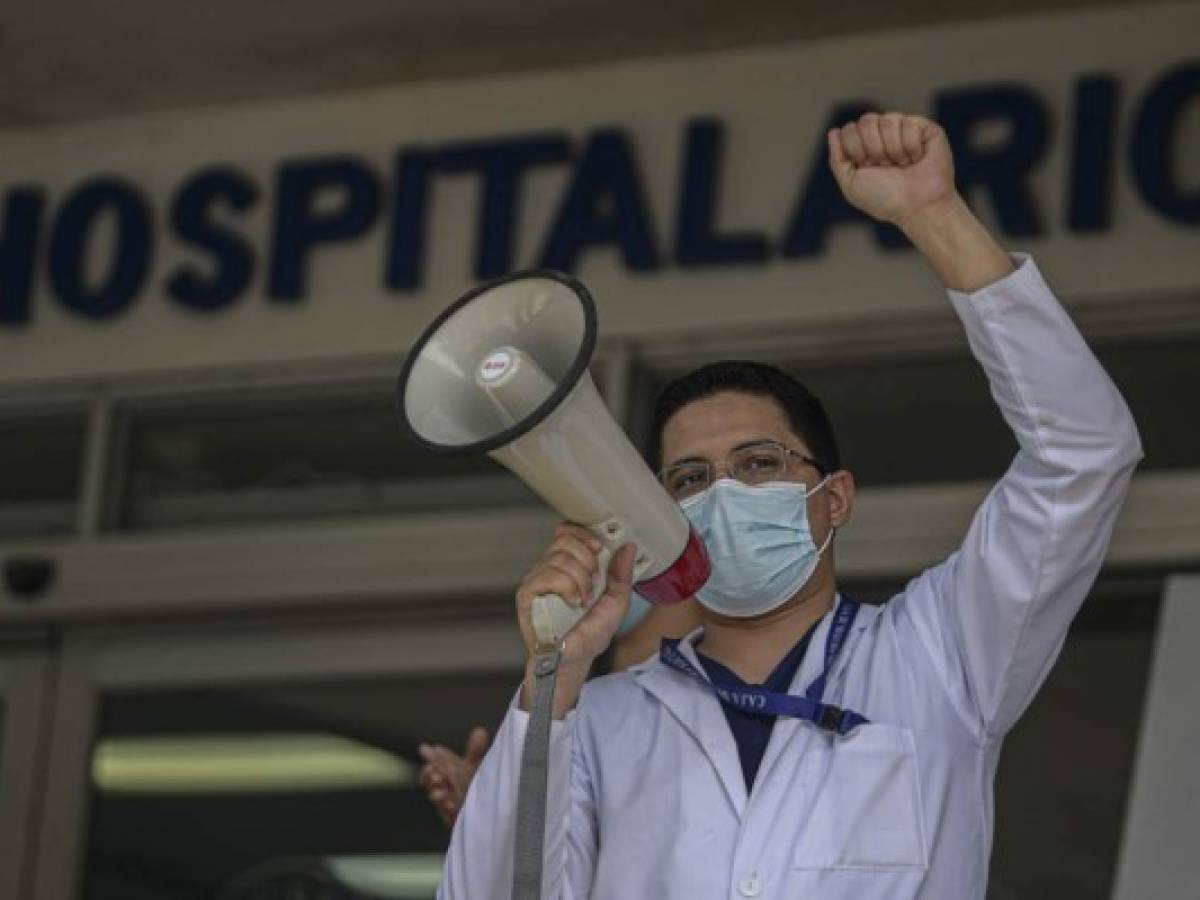 Médicos panameños protestan en medio de explosión por casos de coronavirus