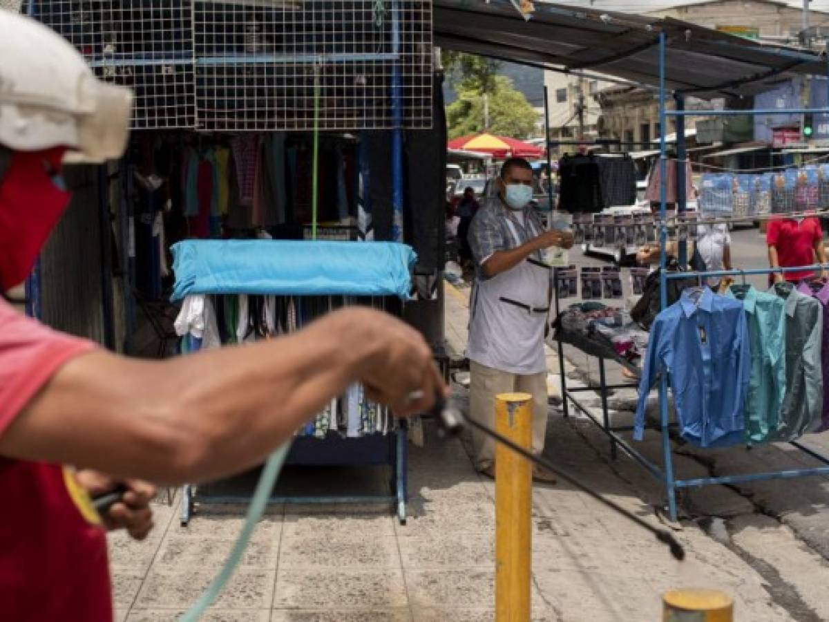 El Salvador reabre gradualmente su economía con temor al coronavirus