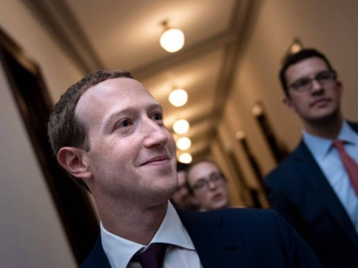 Zuckerberg listo para 'ir al combate' y evitar cierre de Facebook