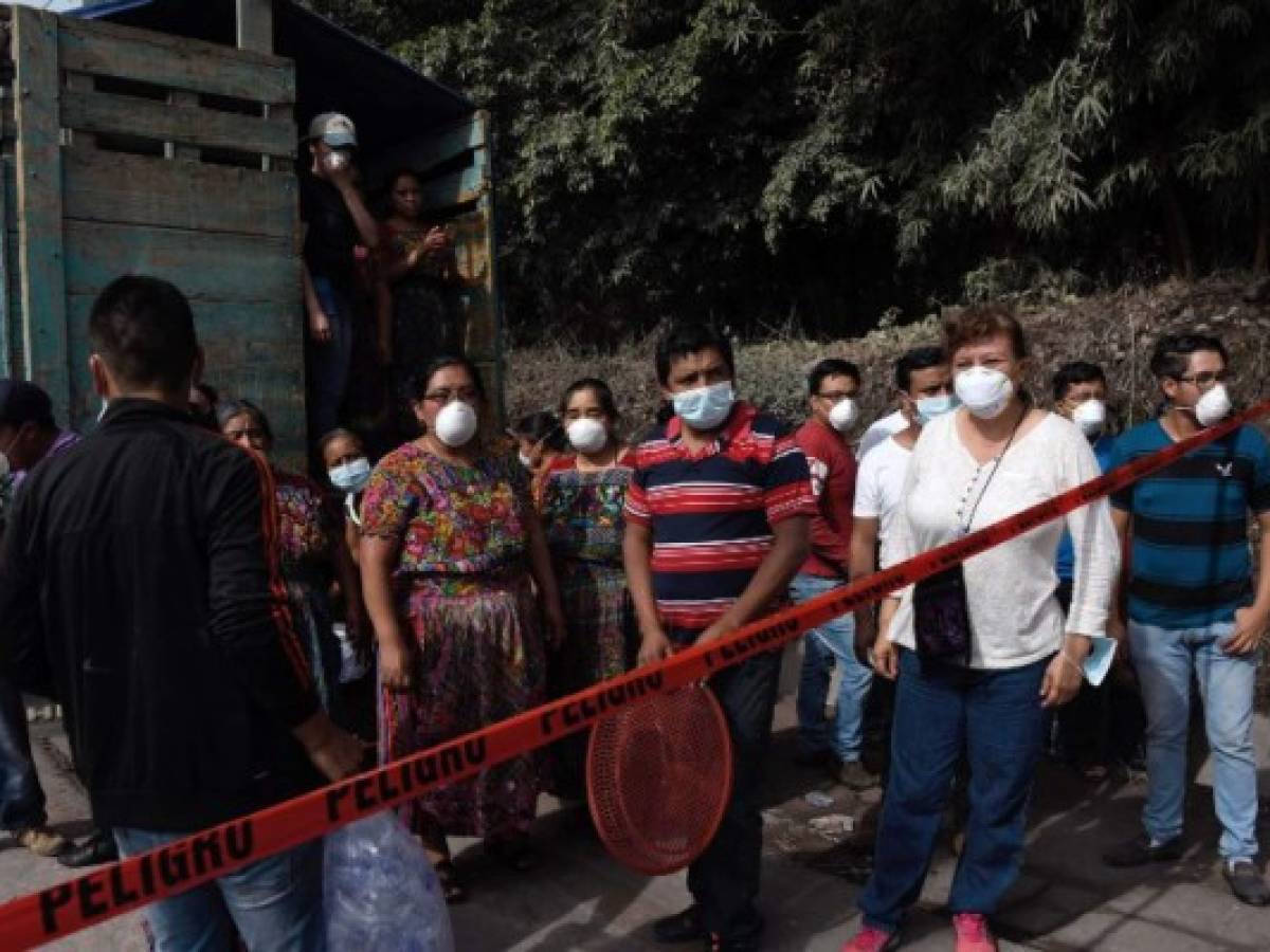 La incertidumbre reina en San Miguel Los Lotes, Escuintla. Varios pobladores buscan información sobre familiares desaparecidos en la erupción del Volcán de Fuego / AFP PHOTO / Johan ORDONEZ