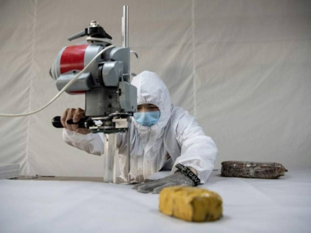 Fábrica china cambia los abrigos por trajes de protección frente al coronavirus