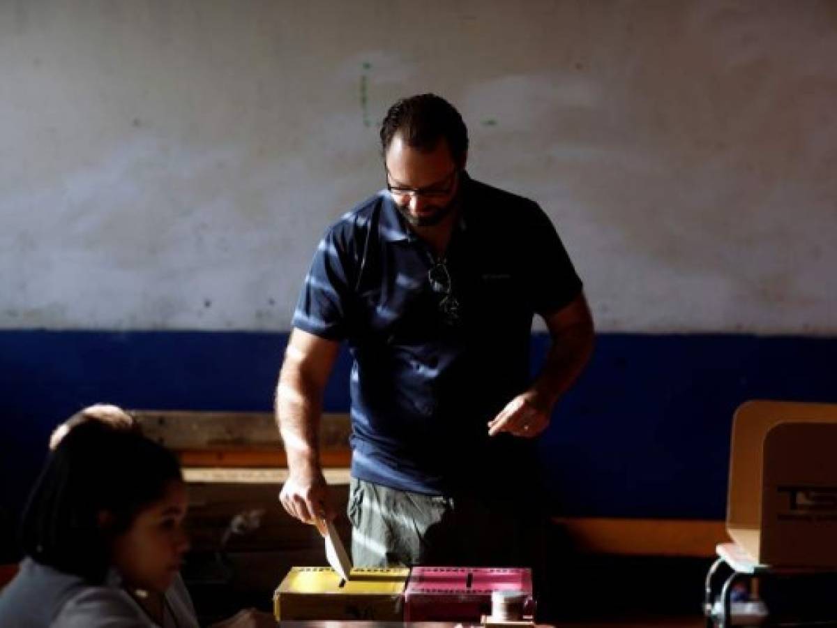 A man casts his vote during the municipal and parliamentary elections at a polling station in San Salvador, El Salvador, March 4, 2018. REUTERS/Jose Cabezas A man casts his vote during the municipal and parliamentary elections at a polling station in San Salvador, El Salvador, March 4, 2018. REUTERS/Jose Cabezas