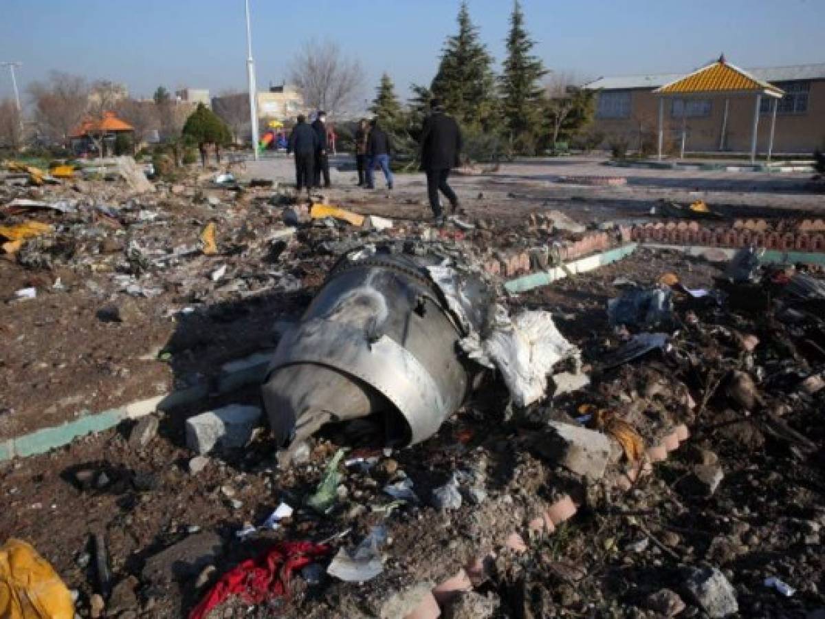 El primer ministro de Canadá, Justin Trudeau, anunció este jueves que varias fuentes de inteligencia, incluidos los servicios canadienses, sugieren que el Boeing 737 que se estrelló cerca de Teherán el miércoles fue 'derribado por un misil tierra-aire iraní'.