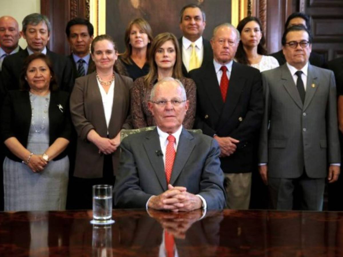 Graduado en política, filosofía y economía en Oxford y en administración pública en Princeton, tuvo que renunciar a su nacionalidad estadounidense para poder postular a la presidencia peruana. Se jactaba de dirigir un gobierno de lujo, por su apabullante currículo y el de sus ministros. Graduado en política, filosofía y economía en Oxford y en administración pública en Princeton, tuvo que renunciar a su nacionalidad estadounidense para poder postular a la presidencia peruana. Se jactaba de dirigir un gobierno de lujo, por su apabullante currículo y el de sus ministros.