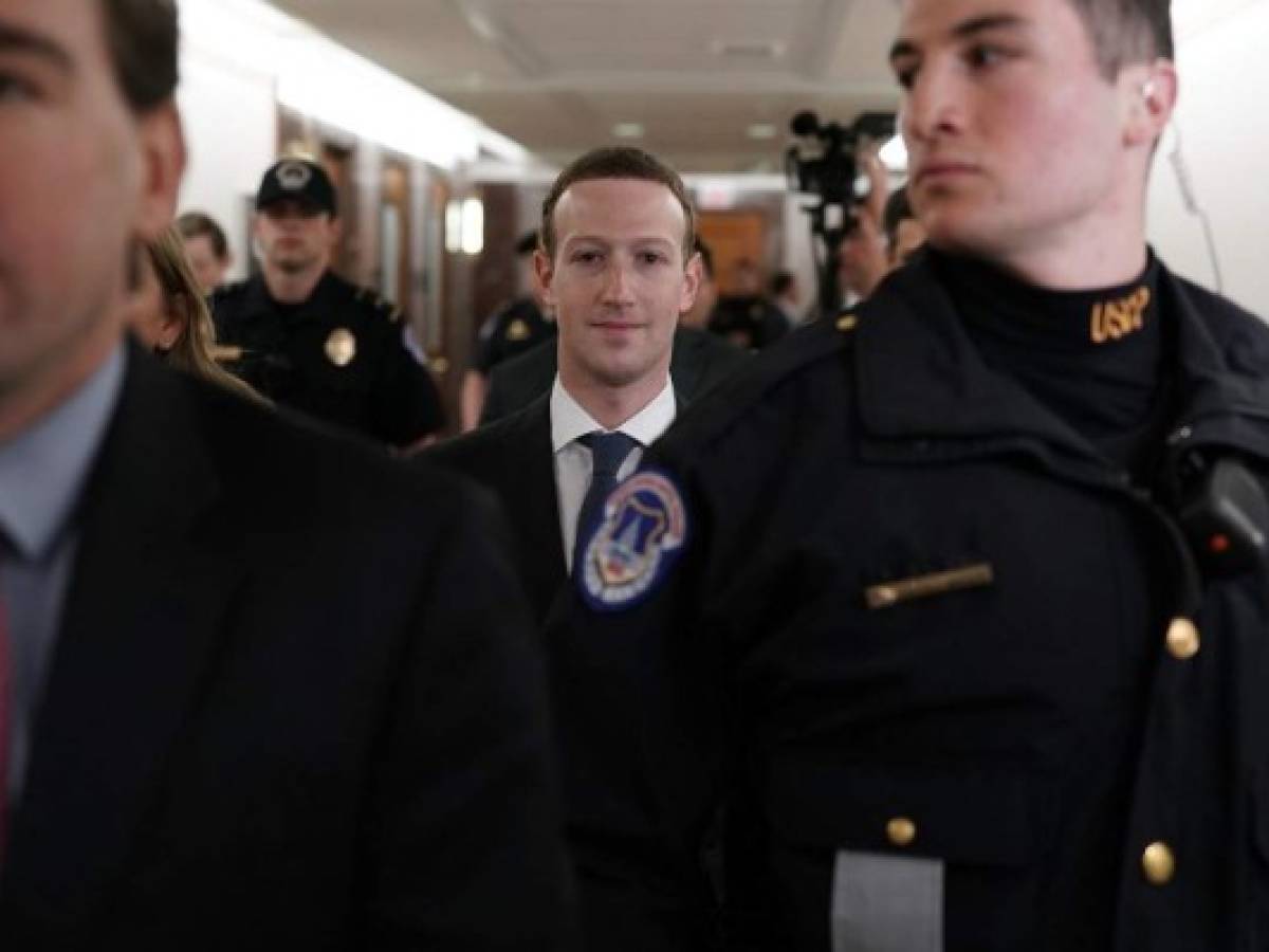 Mark Zuckerberg asume fallas de Facebook frente al Congreso de EEUU