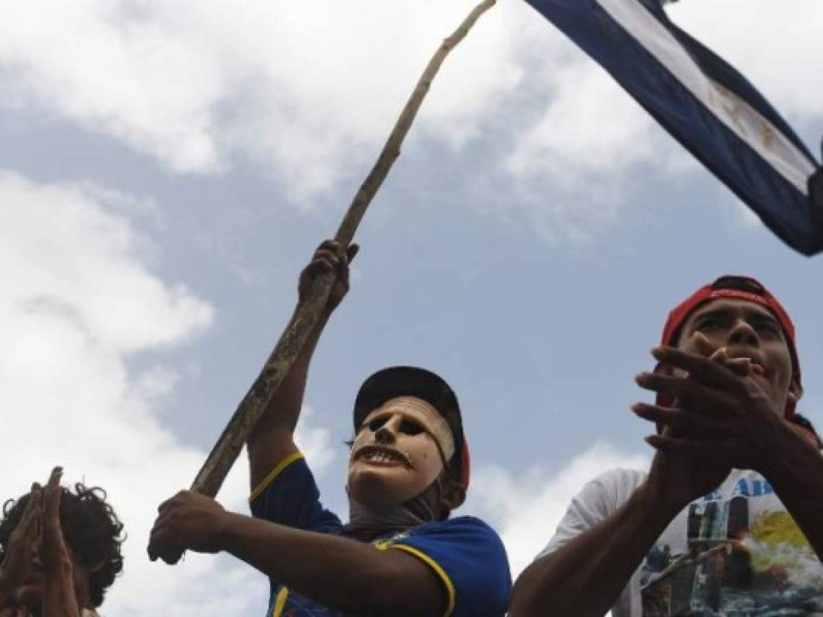 Protesters demand Nicaraguan President Daniel Ortega's resignation and justice for those killed during repression, at the neighbourhood of Monimbo in Masaya, Nicaragua on June 29, 2018.The presence of armed and hooded paramilitaries on the streets of Nicaragua has sparked calls for the army to intervene to end two months of unrest that has killed more than 200 people. / AFP PHOTO / MARVIN RECINOS Protesters demand Nicaraguan President Daniel Ortega's resignation and justice for those killed during repression, at the neighbourhood of Monimbo in Masaya, Nicaragua on June 29, 2018.The presence of armed and hooded paramilitaries on the streets of Nicaragua has sparked calls for the army to intervene to end two months of unrest that has killed more than 200 people. / AFP PHOTO / MARVIN RECINOS