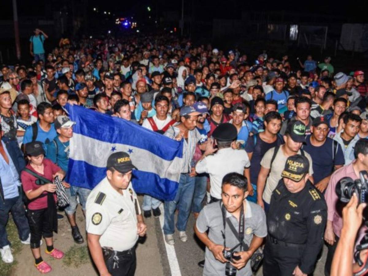 México abre paso a migrantes hondureños que permanecían hacinados en frontera