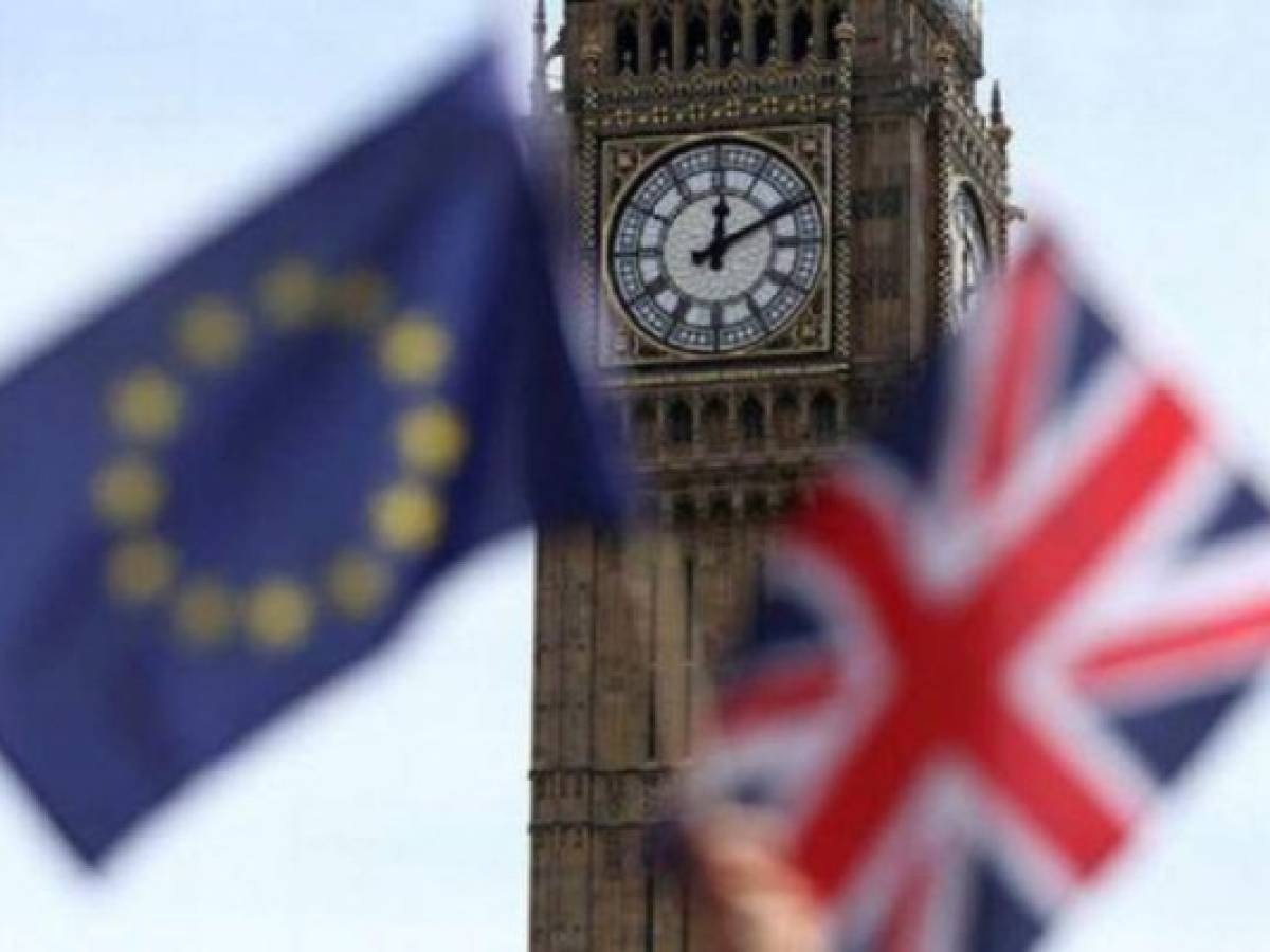 UE adopta 'por unanimidad' su 'firme' estrategia para Brexit