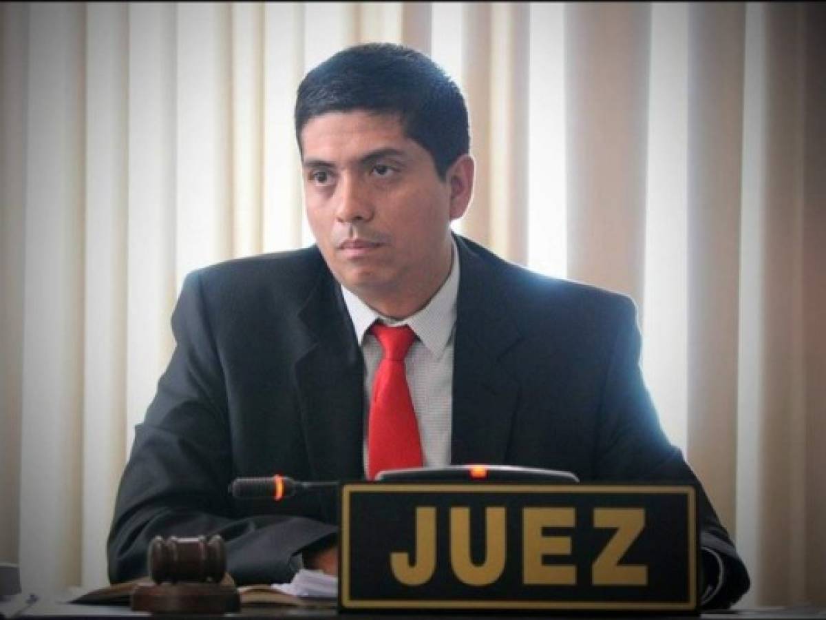 Ordenan captura de juez guatemalteco señalado de corrupción y cuestionado por EEUU