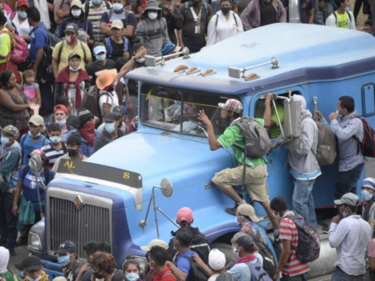 Caravana migrante es devuelta a Honduras tras represión en Guatemala