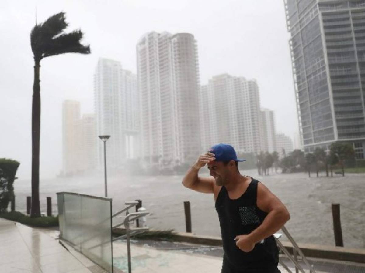 El Huracán Irma se debilita, pero aún azota a Florida