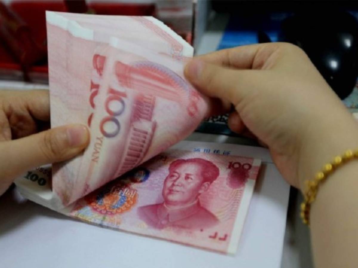 China busca impulsar su economía devaluando el yuan