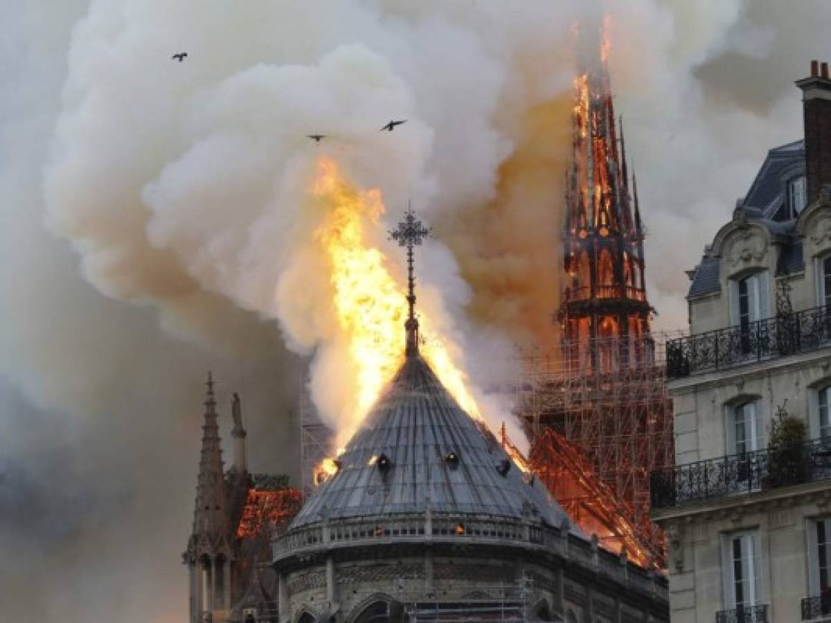 Francia: Un incendio consume a la histórica catedral de Notre Dame