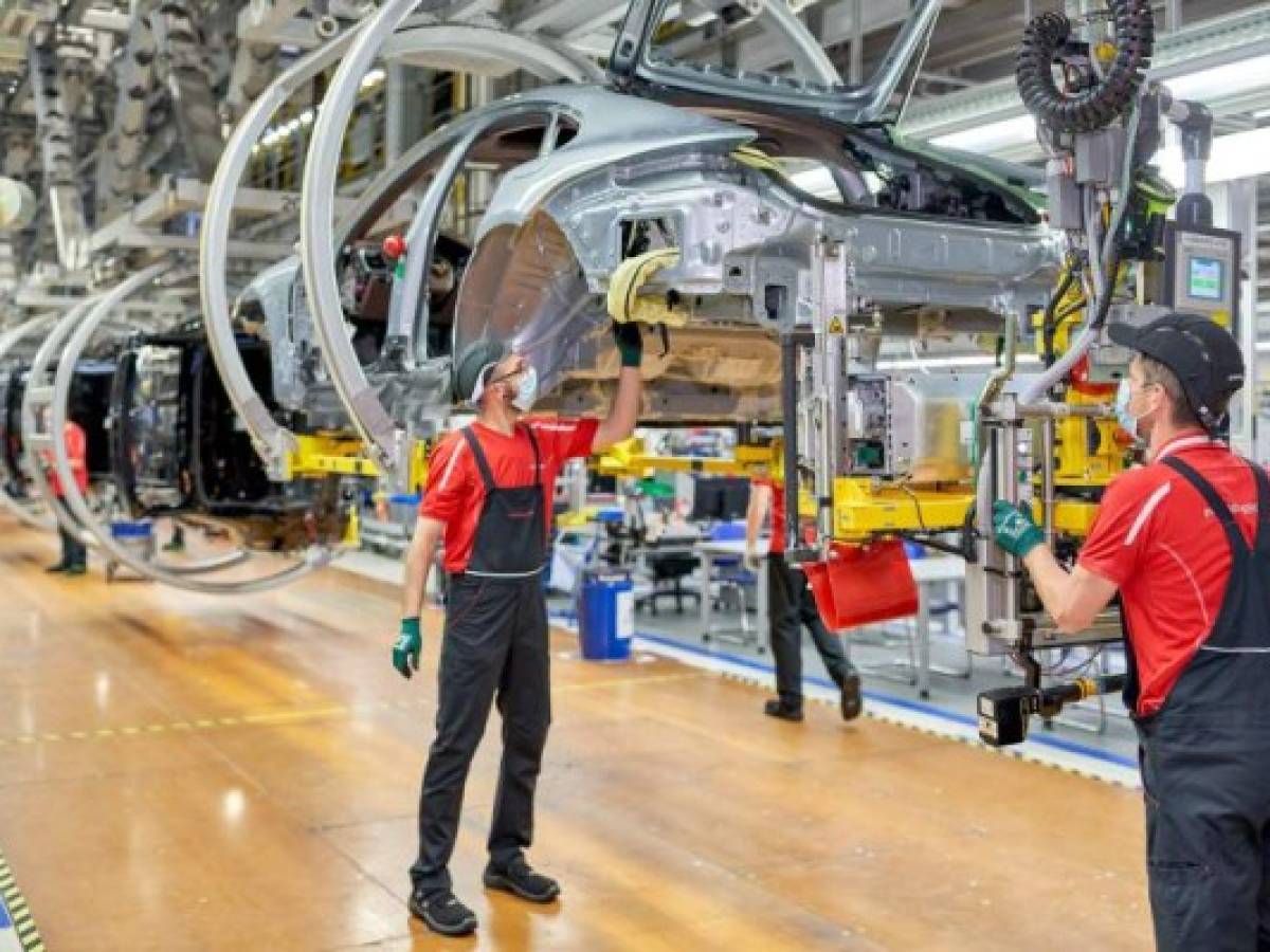 Porsche cumple10 años produciendo autos híbridos en su fábrica de Leipzig