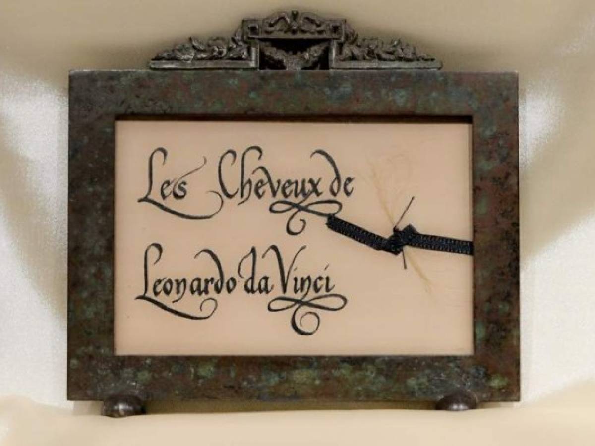 A lock of what Italian experts believe is Leonardo' da Vinci's hair are being displayed at the 'Leonardo Lives' exhibition marking the 500th anniversary of the death of Renaissance artist Leonardo Da Vinci, on May 2, 2019 in Vinci, Tuscany. - A lock of what Italian experts believe is Leonardo' da Vinci's hair go on public display for the first time on May 2 in Vinci. The lock of hair, which has remained a secret up until now in an American collection, are exhibited in a world first along with the documents which attest to its ancient French origins. (Photo by Vincenzo PINTO / AFP) A lock of what Italian experts believe is Leonardo' da Vinci's hair are being displayed at the 'Leonardo Lives' exhibition marking the 500th anniversary of the death of Renaissance artist Leonardo Da Vinci, on May 2, 2019 in Vinci, Tuscany. - A lock of what Italian experts believe is Leonardo' da Vinci's hair go on public display for the first time on May 2 in Vinci. The lock of hair, which has remained a secret up until now in an American collection, are exhibited in a world first along with the documents which attest to its ancient French origins. (Photo by Vincenzo PINTO / AFP)