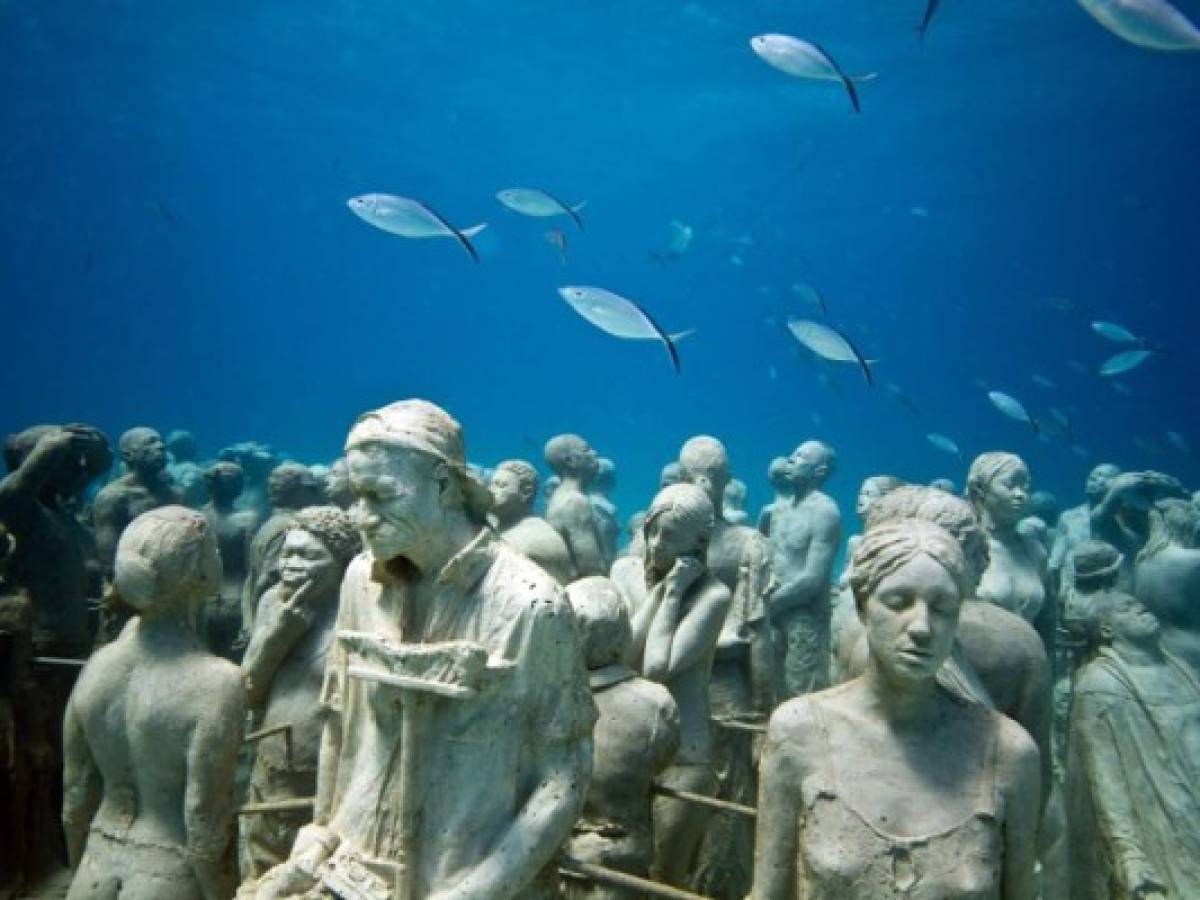 Esculturas bajo el agua en Cancún
