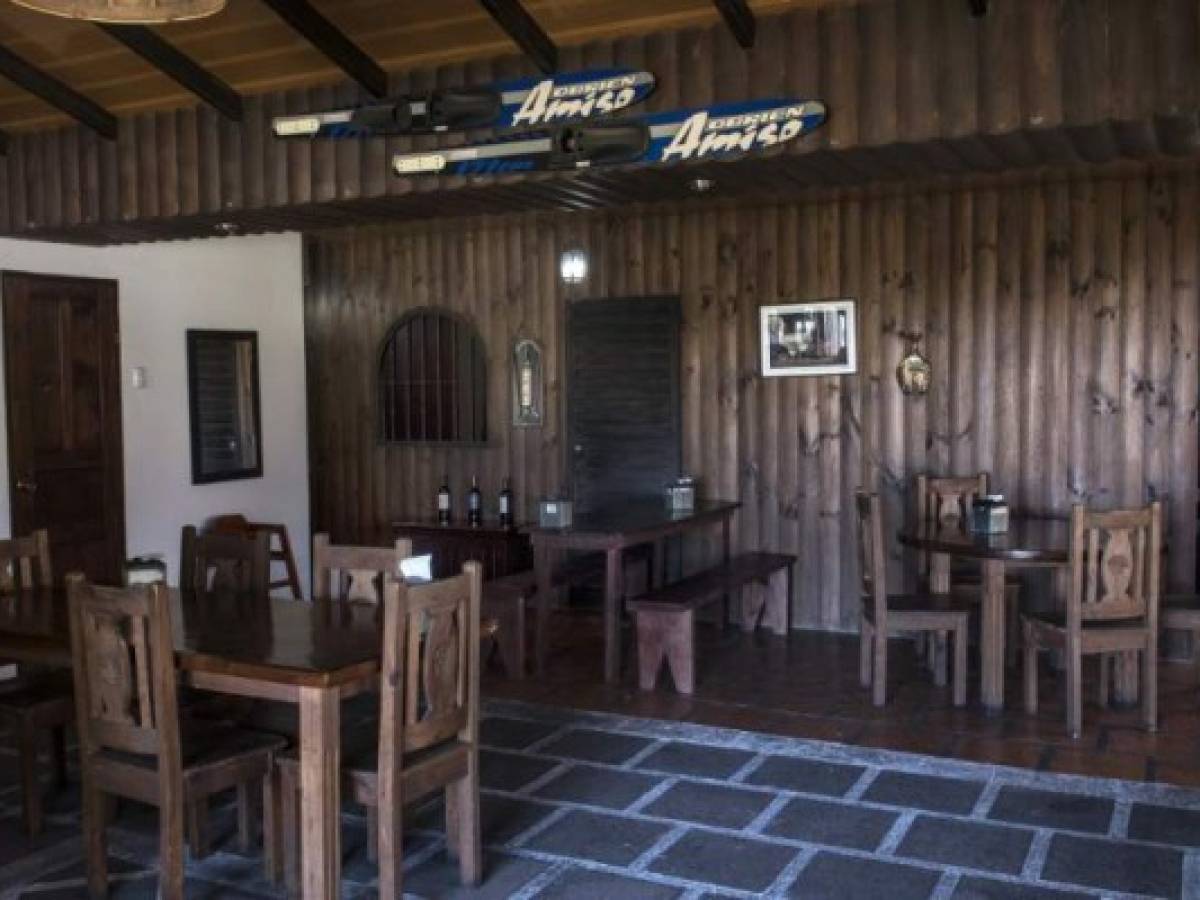 Vista de un restaurante cerrado en Cartago, Costa Rica. La situación causada por la pandemia COVID-19 es potencialmente devastadora para Centroamérica, cuyos ingresos dependen en gran medida del turismo (Foto por Ezequiel BECERRA / AFP)