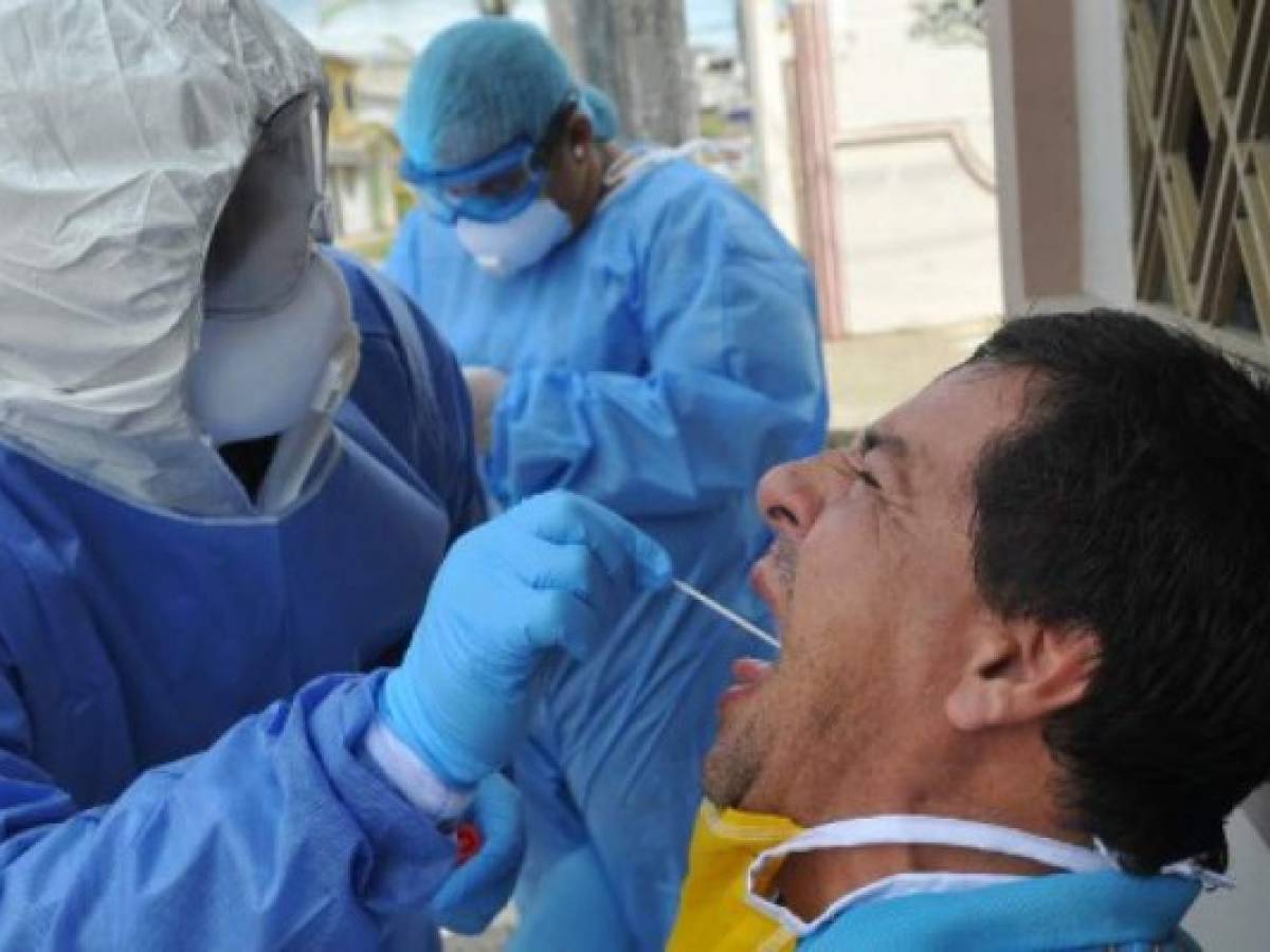 Health Ministry personnel test a man for COVID-19 in the Samanes 7 residential complex in northern Guayaquil, Ecuador, during the coronavirus pandemic, on April 19, 2020. - Guayaquil, Ecuador's largest city, is the capital of Guayas province has recorded roughly 70 percent of the country's more than 8,200 coronavirus cases. (Photo by Jose SANCHEZ / AFP)