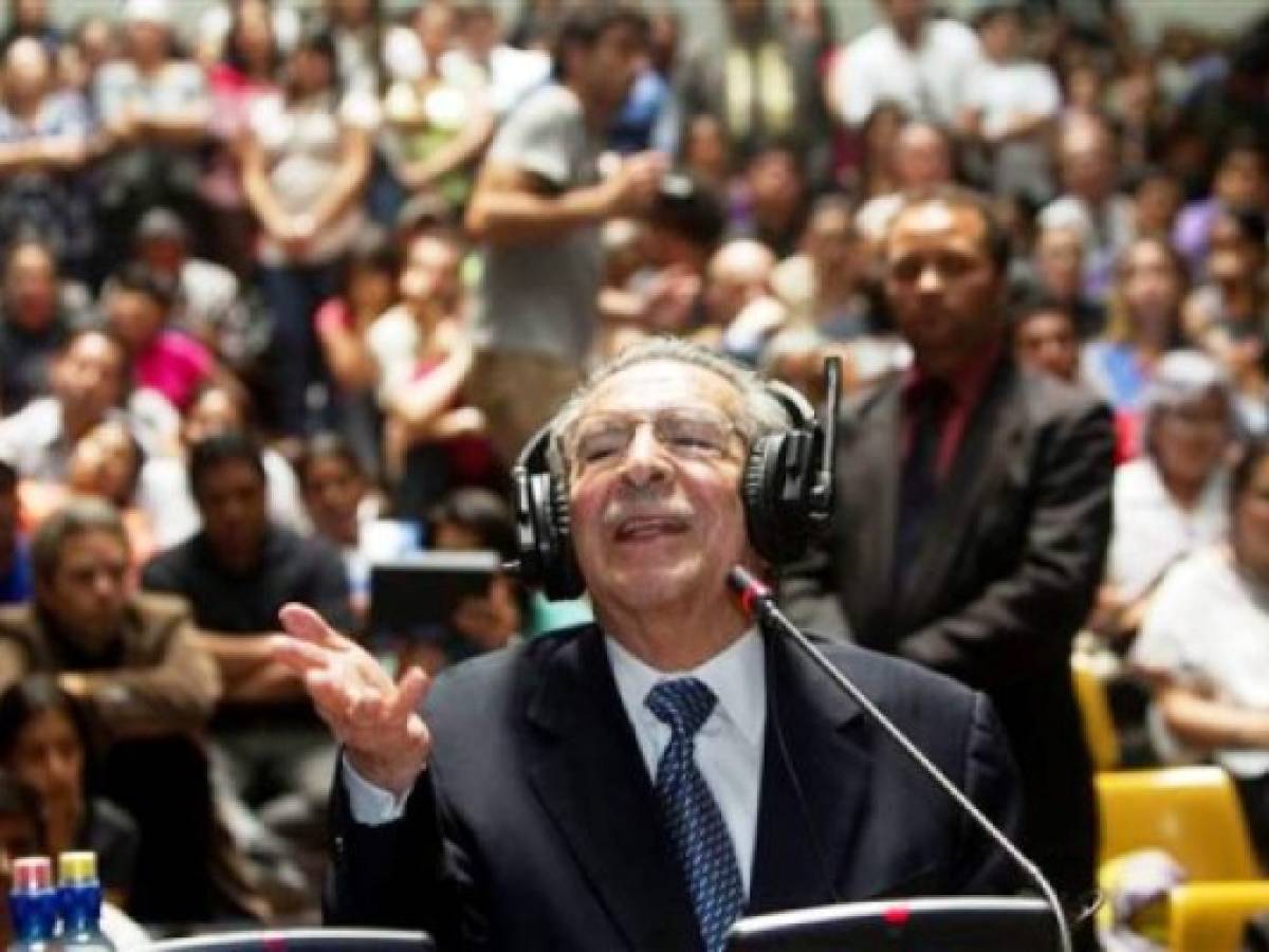 El ex dictador guatemalteco José Efraín Ríos Montt declara durante una audiencia del juicio en su contra en la ciudad de Guatemala, el jueves 9 de mayo de 2013. El tribunal que juzga a Ríos Montt citó a las partes para la tarde del viernes 10 de mayo para escuchar el veredicto del proceso contra el ex dictador y su jefe de inteligencia por genocidio y delitos contra la humanidad.(AP foto/Moises Castillo) El ex dictador guatemalteco José Efraín Ríos Montt declara durante una audiencia del juicio en su contra en la ciudad de Guatemala, el jueves 9 de mayo de 2013. El tribunal que juzga a Ríos Montt citó a las partes para la tarde del viernes 10 de mayo para escuchar el veredicto del proceso contra el ex dictador y su jefe de inteligencia por genocidio y delitos contra la humanidad.(AP foto/Moises Castillo)