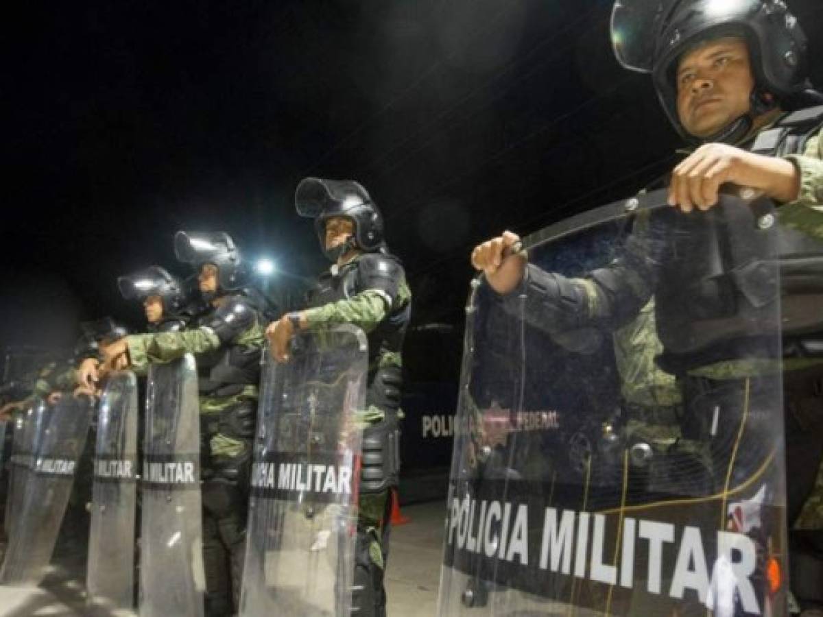 Members of the Mexican Army guard the exterior of a warehouse used as a hostel for Central American migrants in Piedras Negras Coahuila, Mexico on February 5, 2019. - Around 1,700 migrants traveling by caravan reached the US-Mexican border Tuesday, just as President Donald Trump prepared to give a his State of the Union adress speech. (Photo by Julio Cesar AGUILAR / AFP)