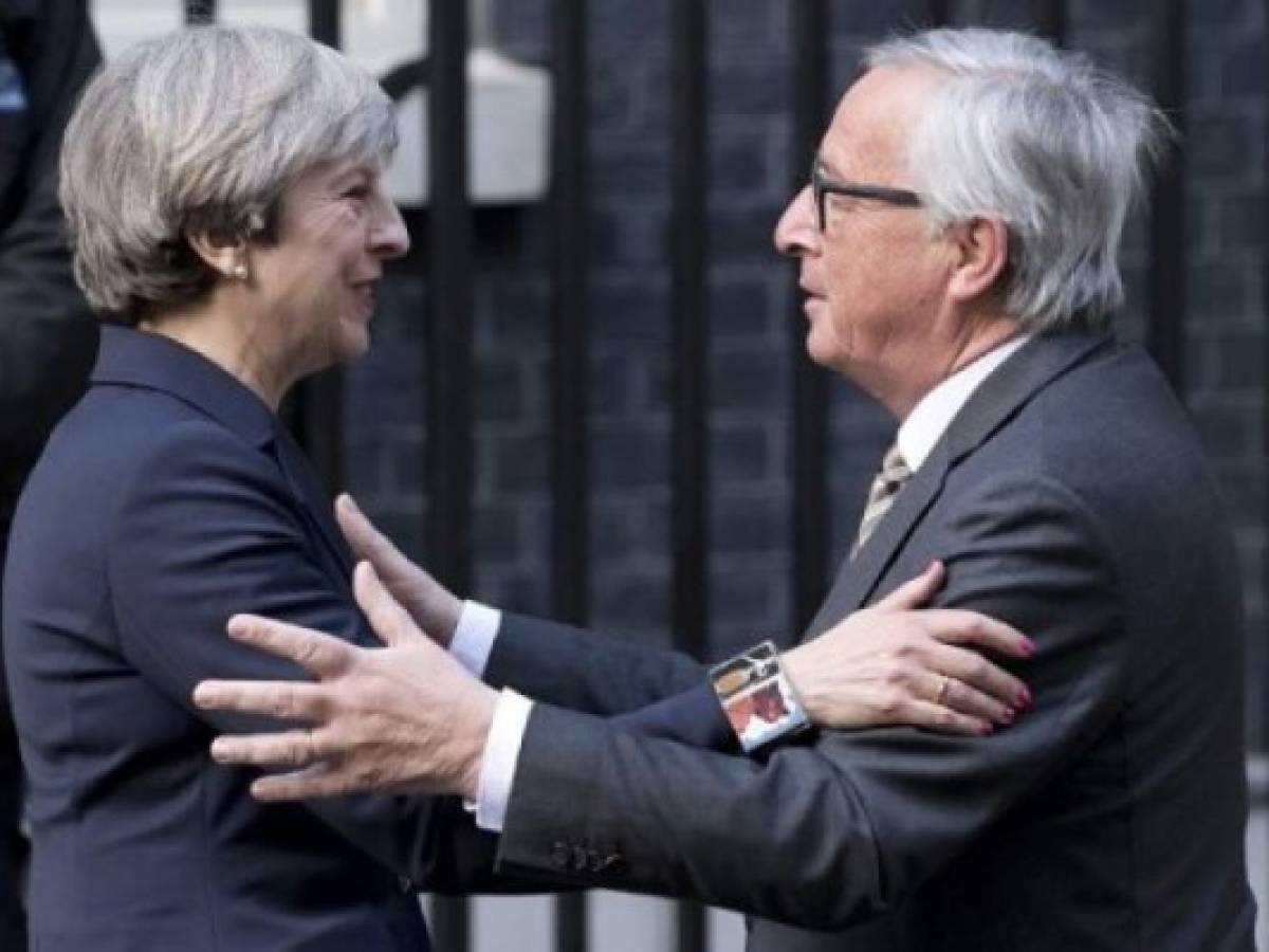 Theresa May con el presidente de la Comisión Europea, Jean-Claude Juncker. (Foto: AFP). Theresa May con el presidente de la Comisión Europea, Jean-Claude Juncker. (Foto: AFP).