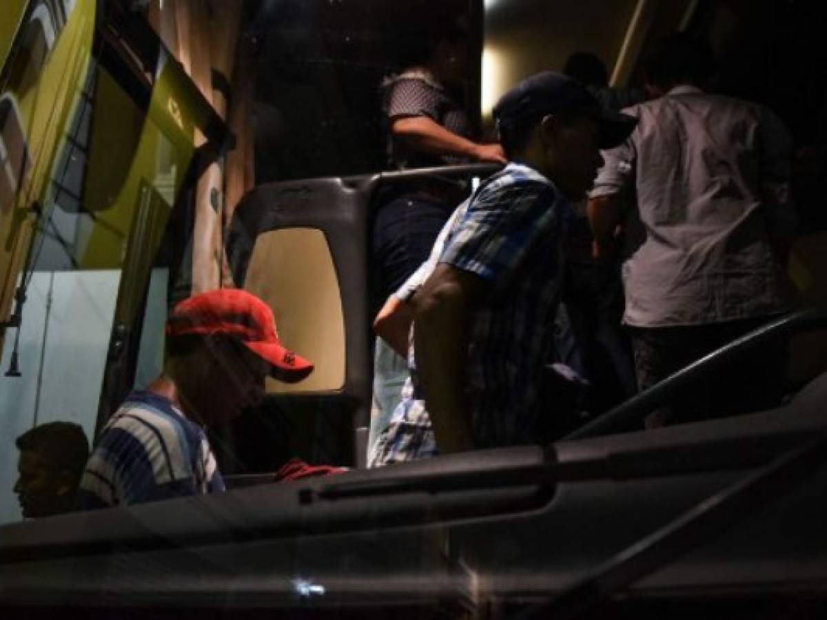 Hallan a 115 migrantes centroamericanos ocultos en un camión en el sur de México