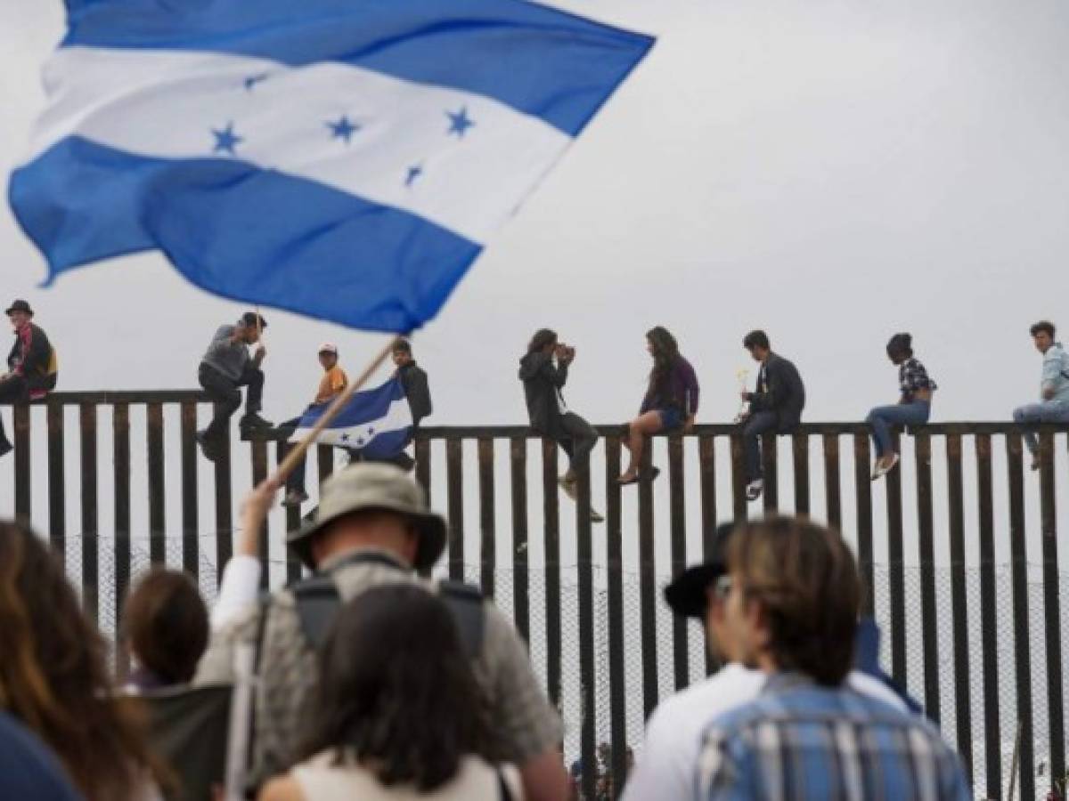 Migrantes centroamericanos llegan a frontera México-EEUU y planean pedir asilo