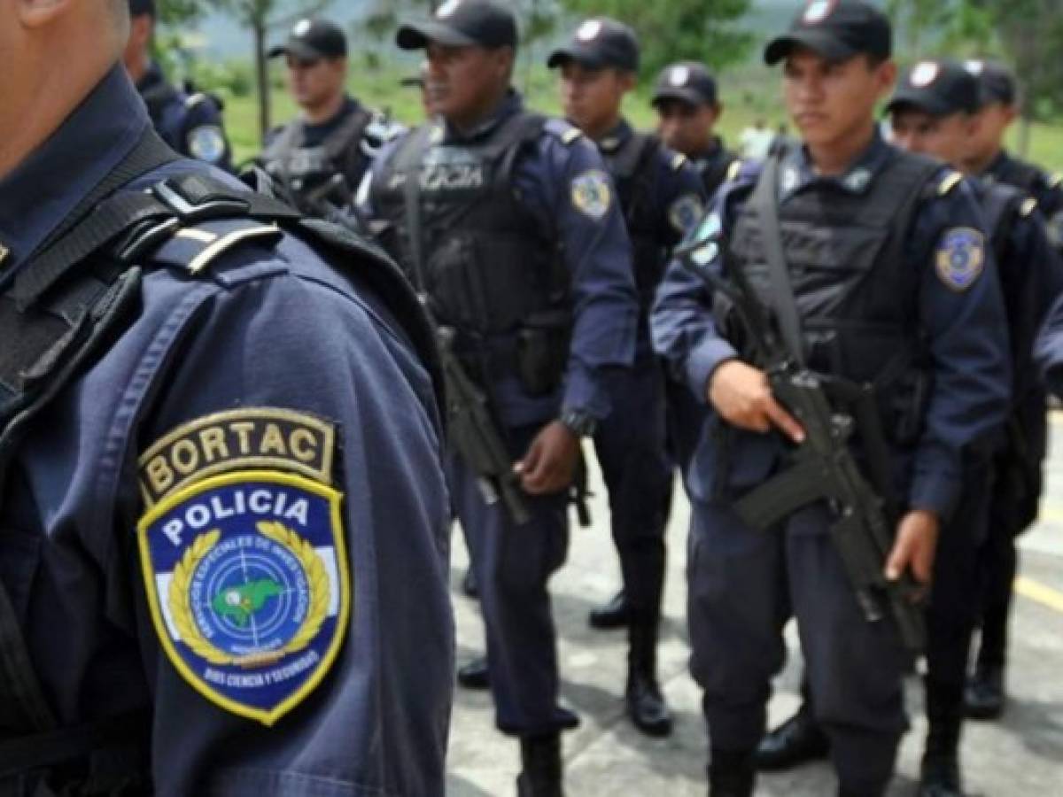 Destituyen a 30 comisarios en depuración de la policía hondureña