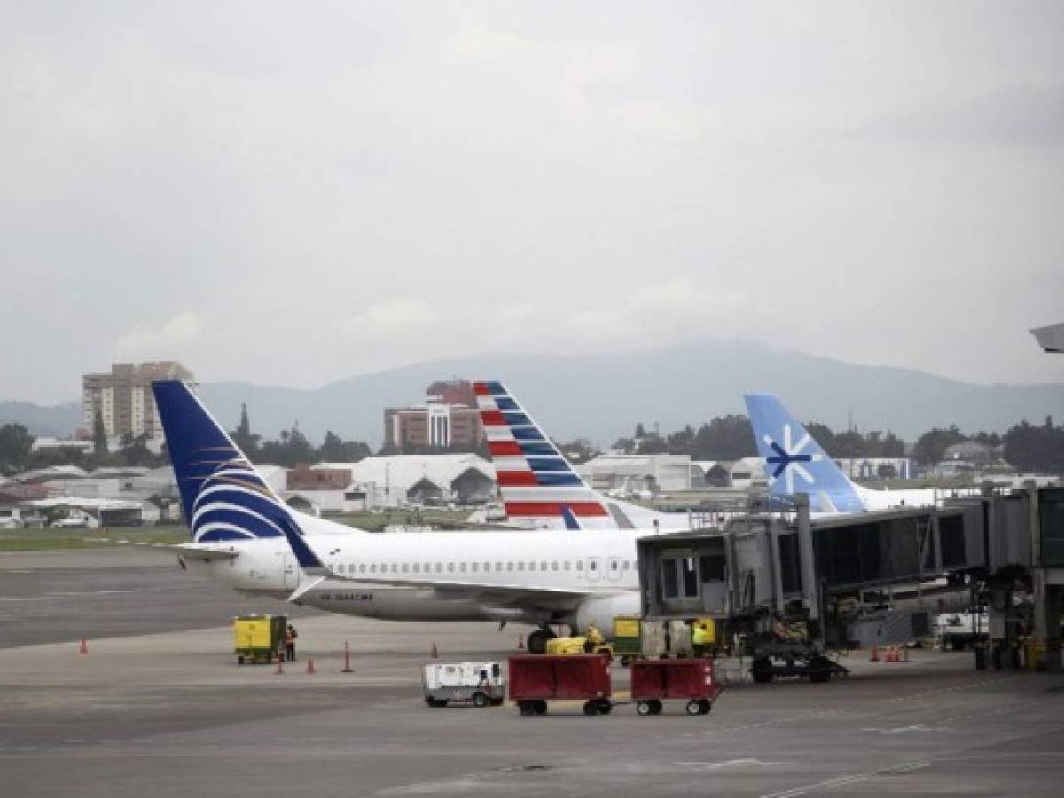 Cierran aeropuerto de Guatemala tras explosión de volcán de Fuego