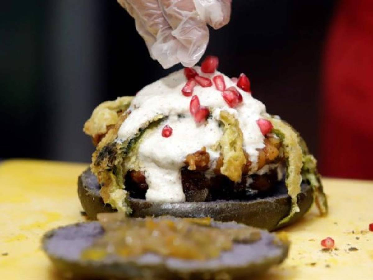 Históricos chiles en nogada mexicanos se reinventan como hamburguesas