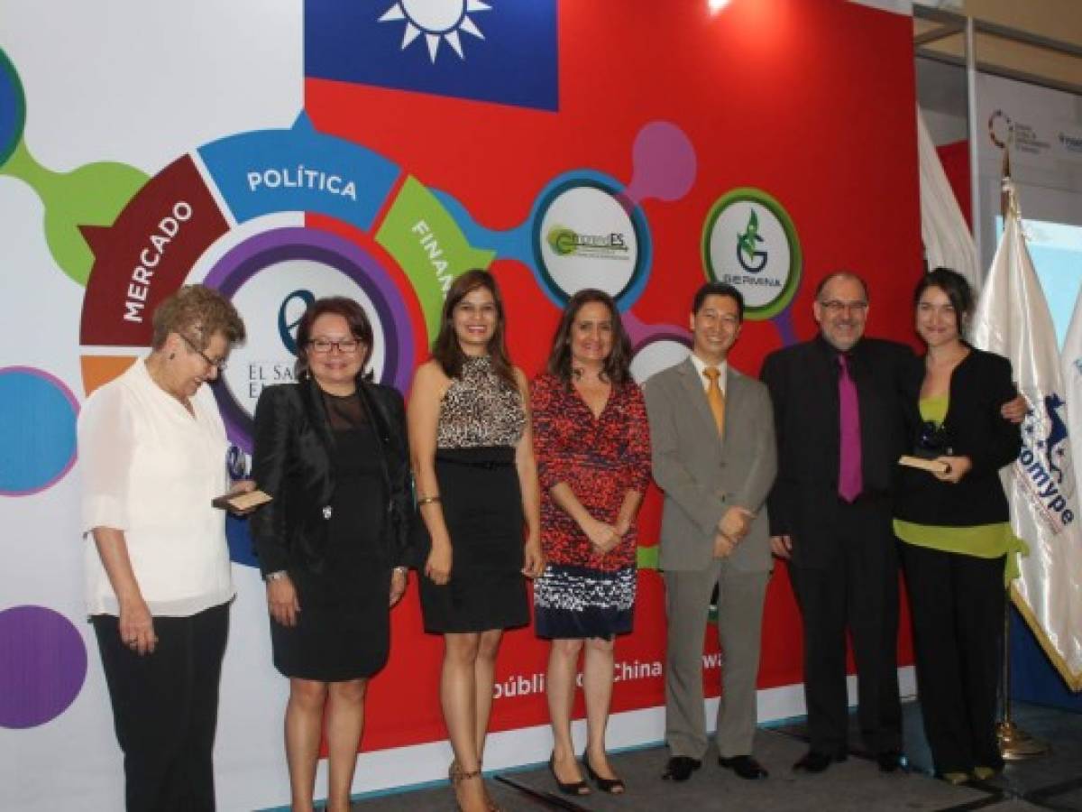 CONAMYPE entrega fondo 'El Salvador Emprende”