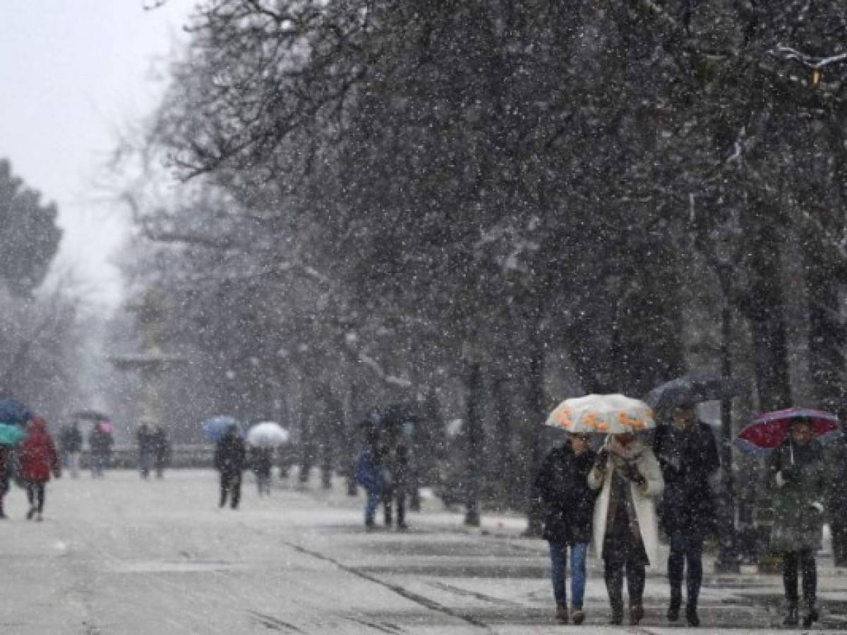 España: Decenas de vuelos canceladas por copiosas nevadas