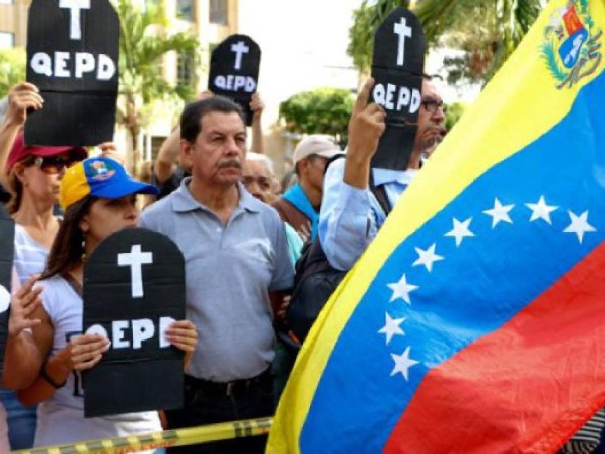 Venezuelan nationals protest against Venezuelan President Nicolas Maduro and the Constituent Assembly in Cucuta, Norte de Santander Department, Colombia, on July 29, 2017Venezuelan President Nicolas Maduro was pushing forward Saturday with a controversial weekend vote for an assembly to rewrite the constitution, despite growing domestic political opposition, international condemnation and deadly street demonstrations. Neighboring Colombia -- a refuge for tens of thousands of Venezuelans fleeing the chaos at home -- said on Friday it would not recognize the results of Sunday's election in Venezuela. / AFP PHOTO / Schneyder Mendoza Venezuelan nationals protest against Venezuelan President Nicolas Maduro and the Constituent Assembly in Cucuta, Norte de Santander Department, Colombia, on July 29, 2017Venezuelan President Nicolas Maduro was pushing forward Saturday with a controversial weekend vote for an assembly to rewrite the constitution, despite growing domestic political opposition, international condemnation and deadly street demonstrations. Neighboring Colombia -- a refuge for tens of thousands of Venezuelans fleeing the chaos at home -- said on Friday it would not recognize the results of Sunday's election in Venezuela. / AFP PHOTO / Schneyder Mendoza