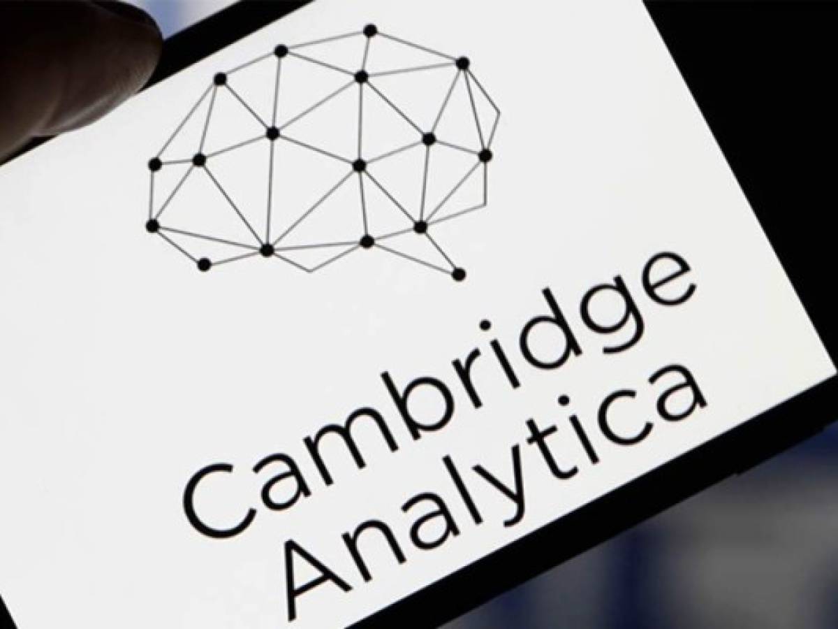 Informante dice que Cambridge Analytica compartió datos con Rusia
