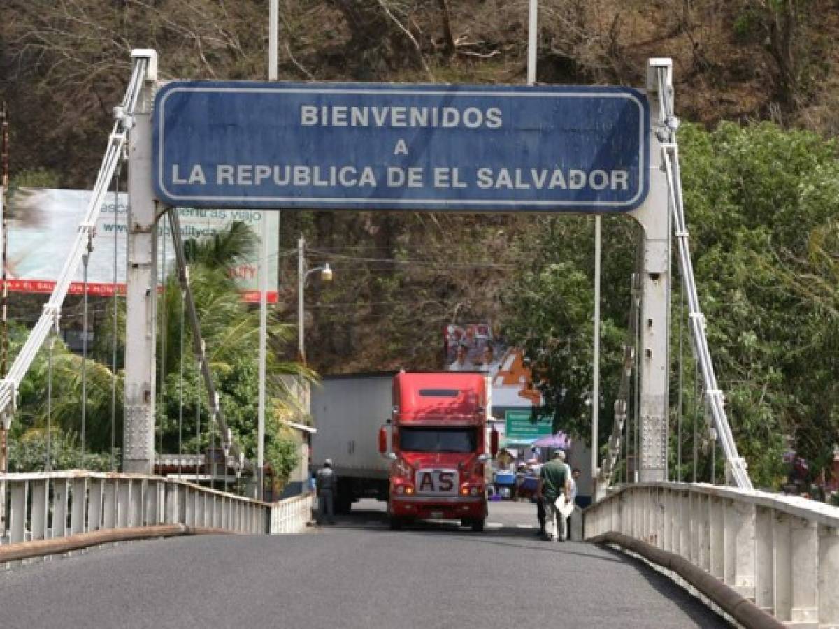 Eliminan cobro a transporte de paso en El Salvador