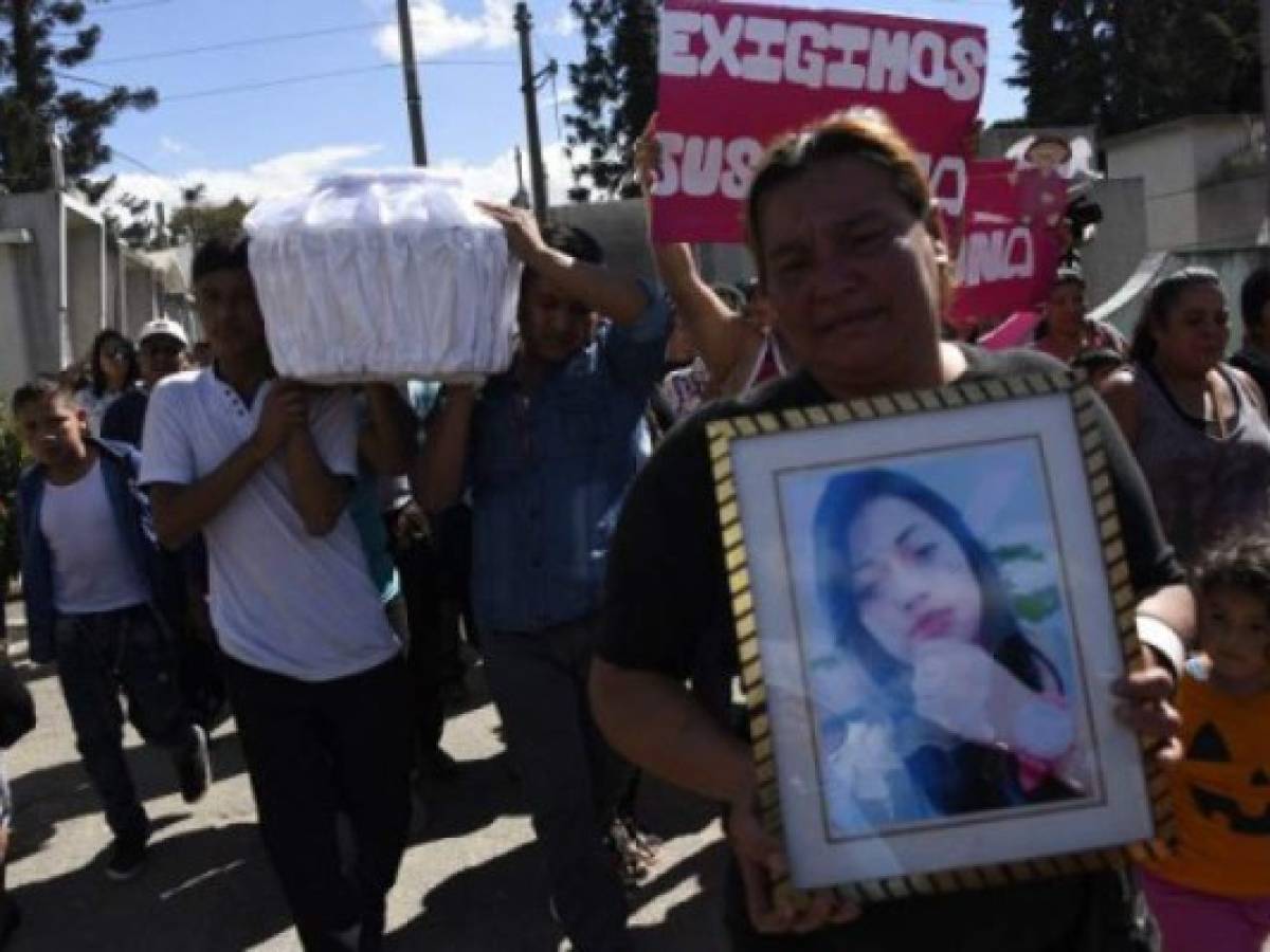 Relatives and friends carry the coffin of 17-year-old Siona Hernandez, who died in a fire at a state-run shelter, during her funeral at the general cemetery in Guatemala City on March 10, 2017. Guatemala recoiled in anger and shock at the deaths of at least 36 teenage girls in a fire -19 died immediately and the other 17 died in hospital of horrific burns- at a government-run shelter where staff has been accused of sexual abuse and other mistreatment. All the victims were aged between 14 and 17. / AFP PHOTO / JOHAN ORDONEZ